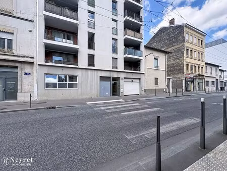 t3 granclément de 2006 avec terrasse et cour arborée