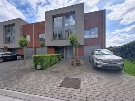 maison économe en énergie avec 4 chambres et jardin