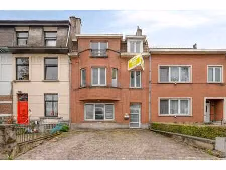 maison unifamiliale avec 3 chambres  grenier et jardin