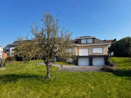 villa lumineuse avec jardin & garages  proche centre & gare