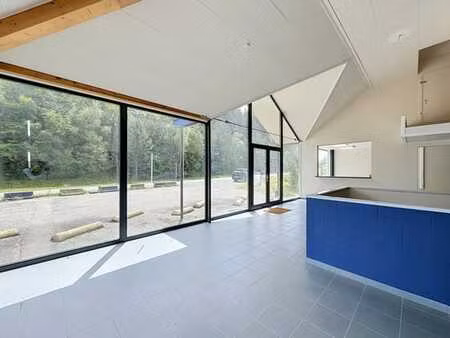 immeuble avec visibilité exceptionnelle à marche-en-famenne!