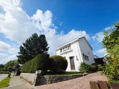 villa/3 chambres/terrasse/jardin/garage/parking/grenier