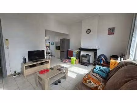 imm. à appartements avec deux logements loués.