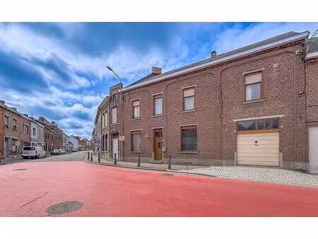 grande maison avec garage et cour