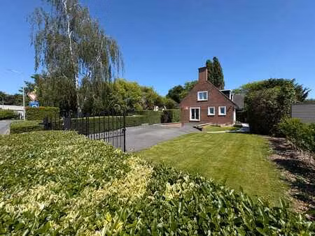 spacieuse villa à luingne érigée sur un terrain de 1219m²...