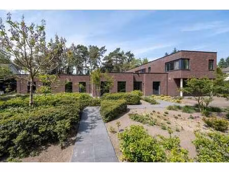 villa moderne dans un environnement boisé à pelt.
