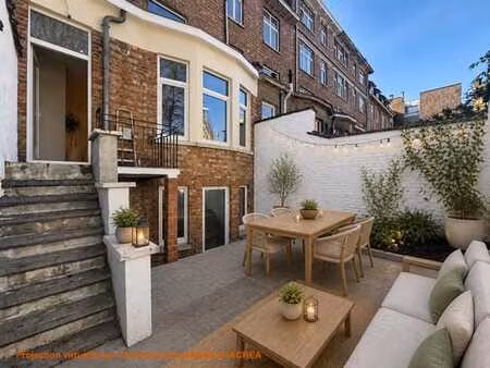pl. brugmann - elegant duplex avec cour full rénové - a+++