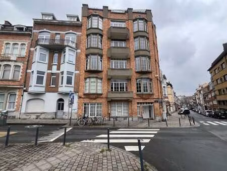 appartement de caractère de 2 chambres en rez-de-chaussée