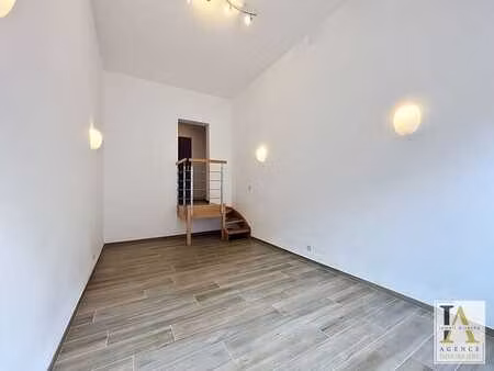une chambre en colocation avec toilette et douche séparés