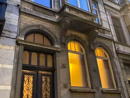 appartement 1 chambre avec cour dans une maison de maître