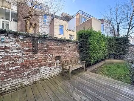 haut de saint-gilles : rez-de-chaussée avec jardin meublé