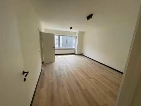 appartement rénové à sint-amandsberg