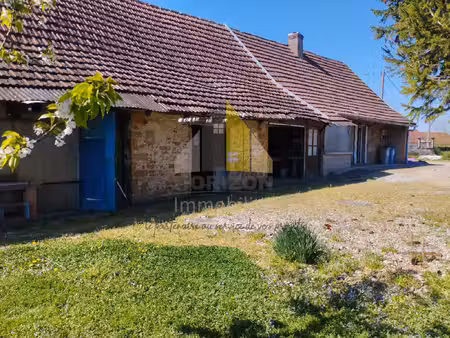 maison de village à rénover sur une parcelle d'1.9 hectare de terrain !