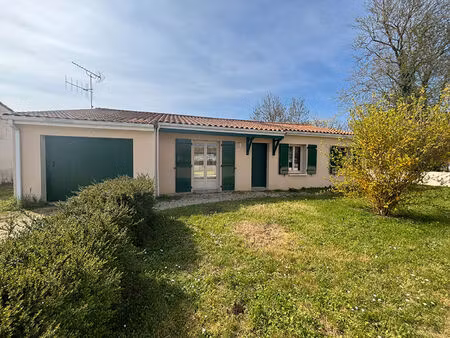 vouillé bourg : maison 3 chambres avec garage et jardin clos.