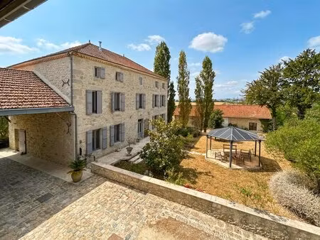 propriété d’exception – maison de maître et 4 gites sur 27 hectares