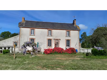 montournais  grande maison de village en pierre a finir de r