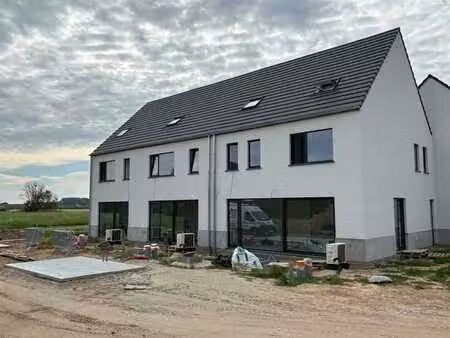 maison moderne de construction neuve dans le vert de meise