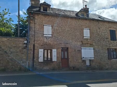 maison en pierre dans le village de gabriac