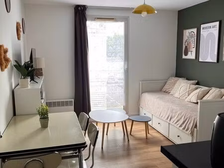 studio tout equipé internet et électricité inclus a 17min a pieds des remparts avec place 