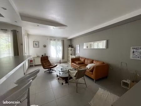 t2 meublé 50 m² + balcon – île de nantes / hôtel de région