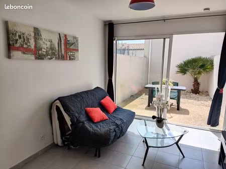 studio meublé lumineux  avec terrasse et parking