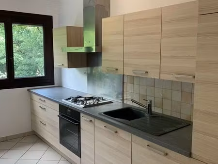 location t3 très lumineux de 84 m²  3ème étage avec ascenseur  traversant  avec un grand b