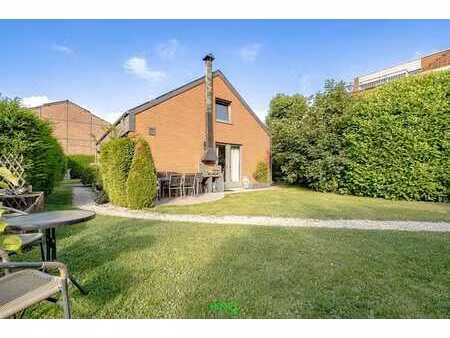 villa 4 façades avec jardin idéalement située.
