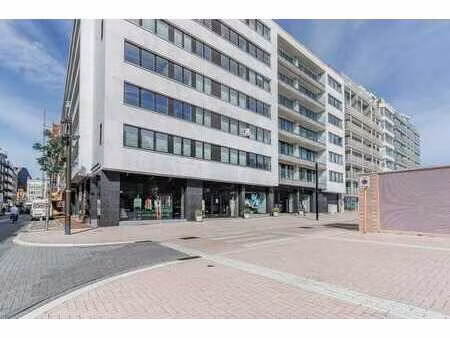commerce exclusif avec une façade unique d'environ 13 mètres