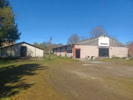 deux bâtiments à usage d’entrepôts avec bureau et un bois
