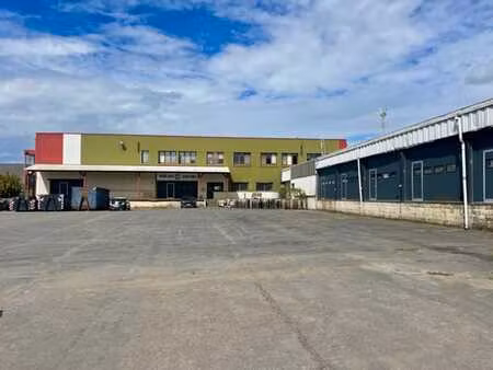 bâtiment industriel 3 500 m² d'entrepôt + 500 m² de bureaux