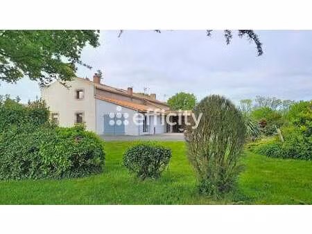 vente longère et corps de ferme à la roche-sur-yon (85000) : à vendre / 170m² la roche-sur