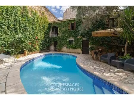 maison de caractère avec extérieur et piscine en centre-ville