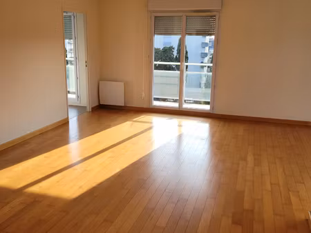 grand appartement type 4 situe a la riche