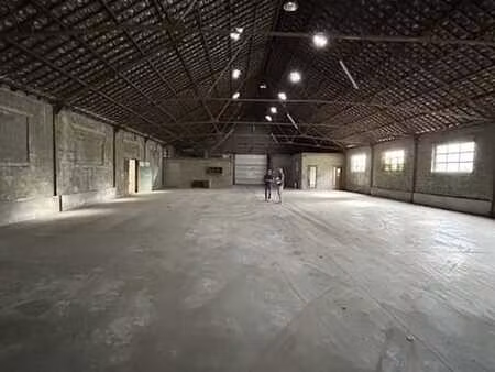 entrepôt 700 m² avec bureau + parking au centre de mettet