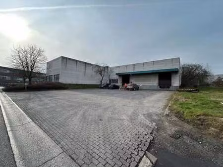 à louer entrepôt avec bureau et espace extérieur à meer