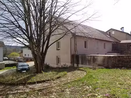 immeuble comprenant 4 appartements + caves  jardin et parkings
