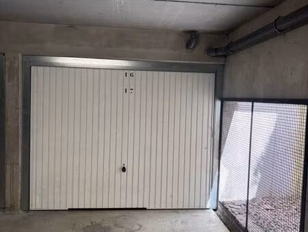 parking box fermé 13008