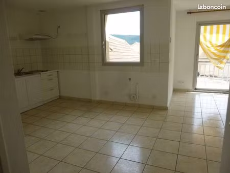 app t3 semi-meublé lumineux à lacapelle marival