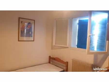 loue dans villa chambre meublée independante accés salle d'eau et coin cuisine