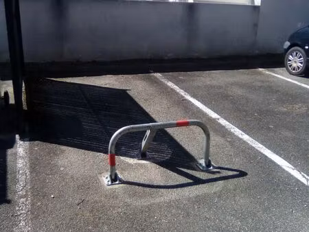 urgent parking près centre  proximité ligne de bus l1