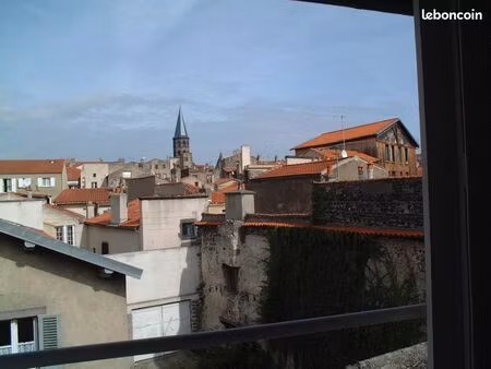 riom-f2 40m²-499 euros - parking gratuit a 60 mètres