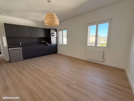 centre vergèze : lumineux apt t4 avec balcon et parking à louer