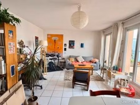 spacieux t3 avec terrasse et 2 parkings à patte d'oie