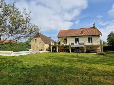 propriété avec maison d'habitation  maison d'amis  studio  piscine  parc et jardin 7418m2.