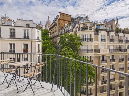 paris xviii - coeur des abbesses / 2 pieces dernier etage avec un large balcon face au sac