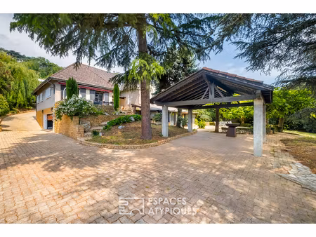 maison à rafraichir avec piscine au coeur des monts d'or