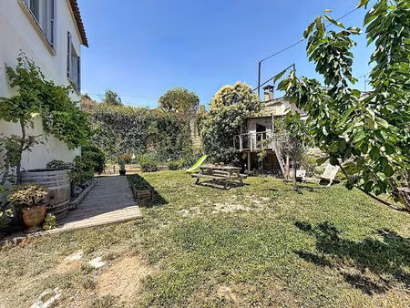 maison villeneuve les avignon   copropriété de 2 lots au 1er et dernier étage  3 chambres 