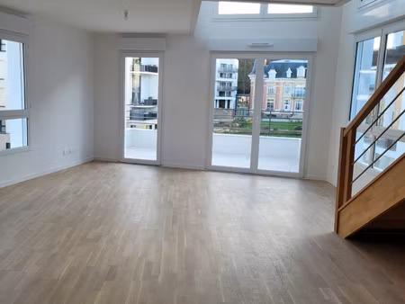 duplex tres bon etat sur poissy t4 avec 2 terrasse et un pa