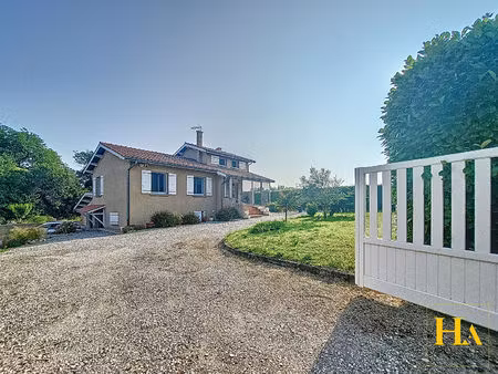 maison traditionnelle avec grand sous sol et garage de 30m²
