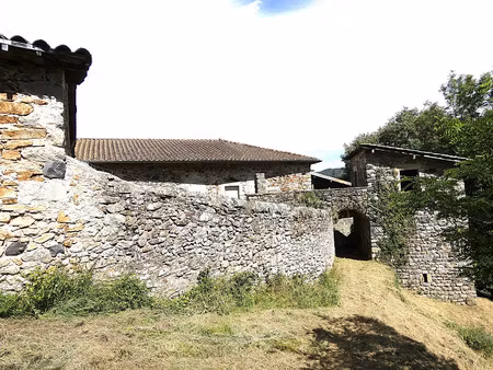 ancien domaine de 1820  hameau en pierre de 650 m² sur 4 hectares.